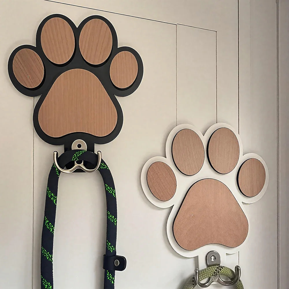 Crochet mural en bois avec motif de patte pour laisse de chien, idéal pour les colliers et les manteaux.