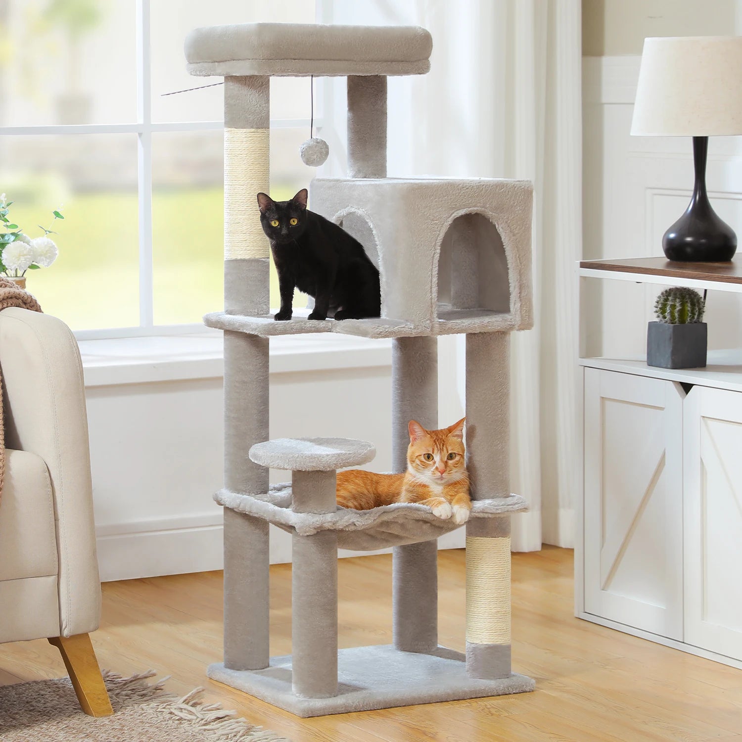 Arbre à chat à plusieurs niveaux avec poteaux à griffer, niche, hamac, griffoir