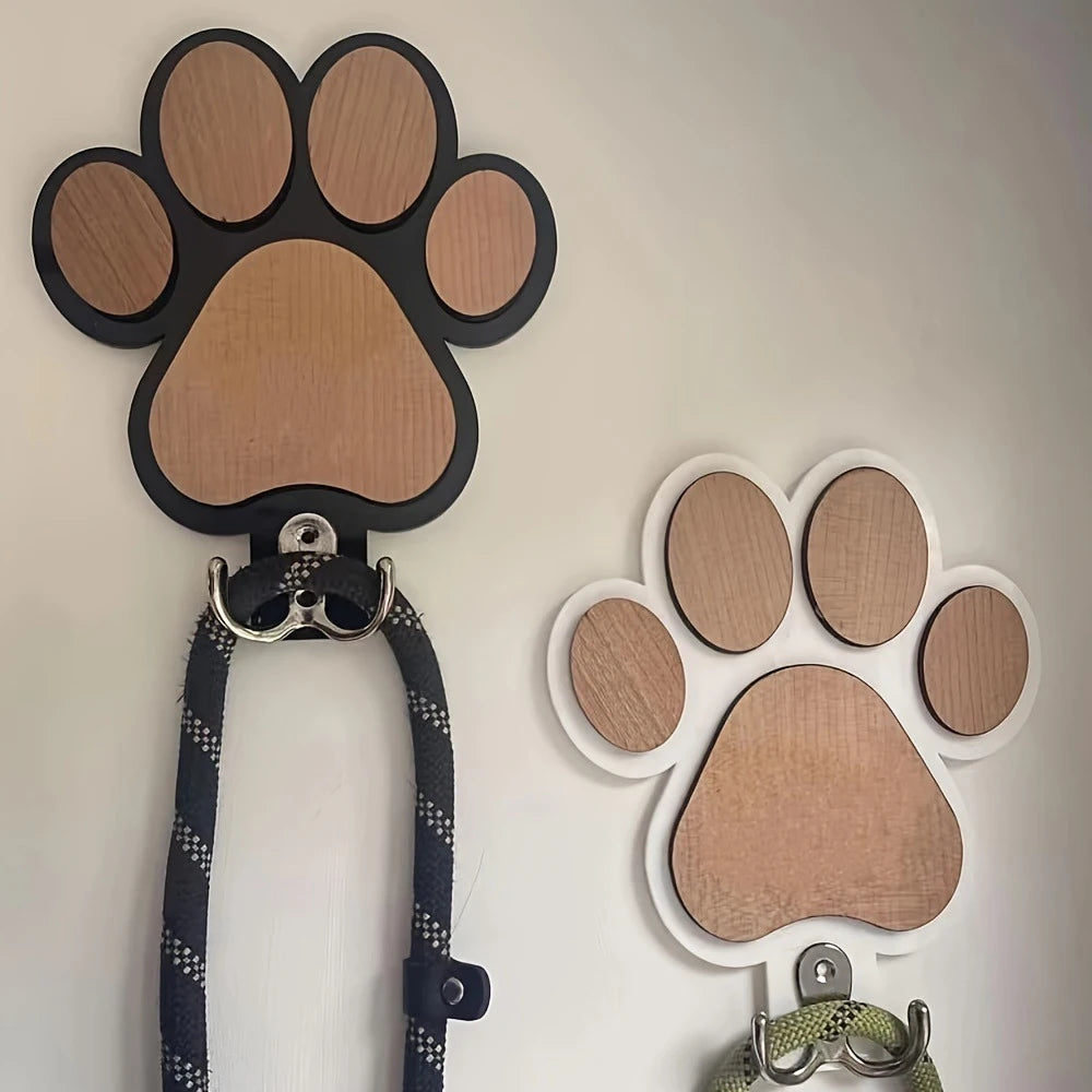 Crochet mural en bois avec motif de patte pour laisse de chien, idéal pour les colliers et les manteaux.
