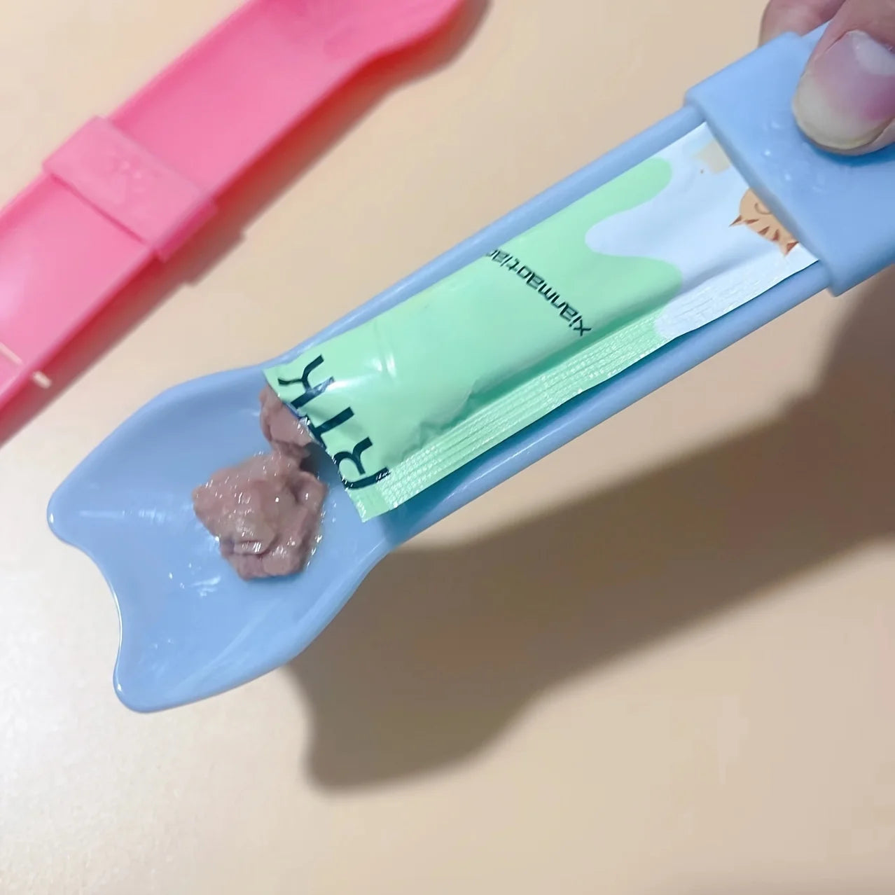 Cuillère à presser pour distributeur de friandises humides à lécher pour chats