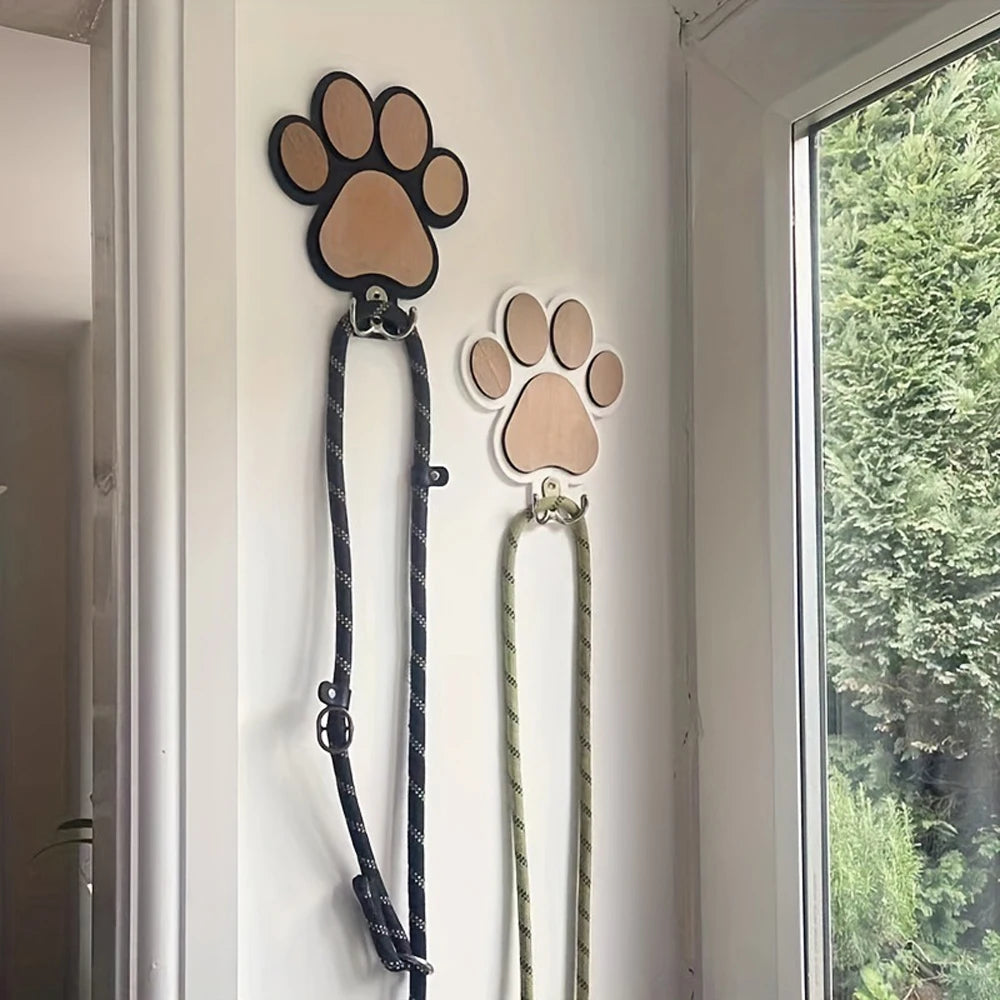 Crochet mural en bois avec motif de patte pour laisse de chien, idéal pour les colliers et les manteaux.