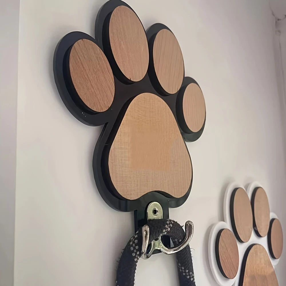 Crochet mural en bois avec motif de patte pour laisse de chien, idéal pour les colliers et les manteaux.