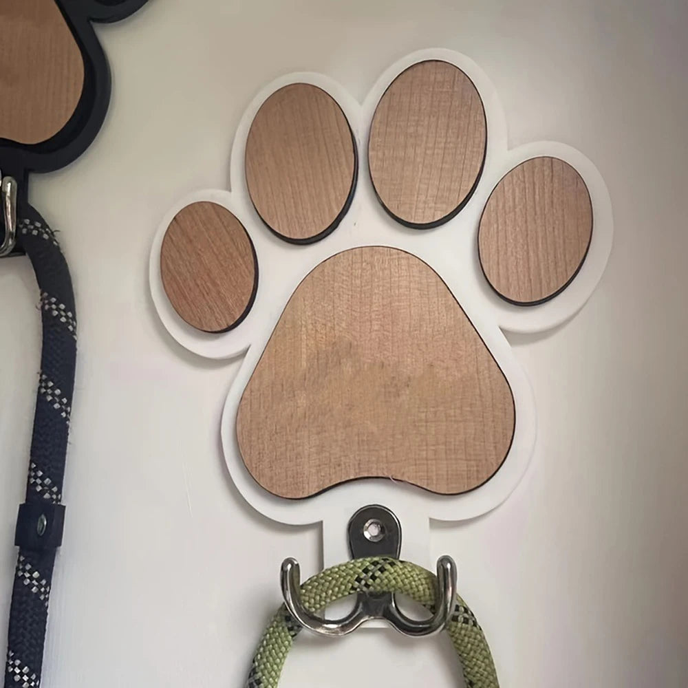 Crochet mural en bois avec motif de patte pour laisse de chien, idéal pour les colliers et les manteaux.