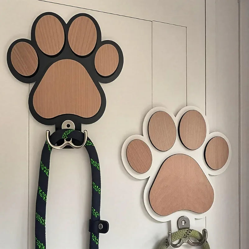 Crochet mural en bois avec motif de patte pour laisse de chien, idéal pour les colliers et les manteaux.